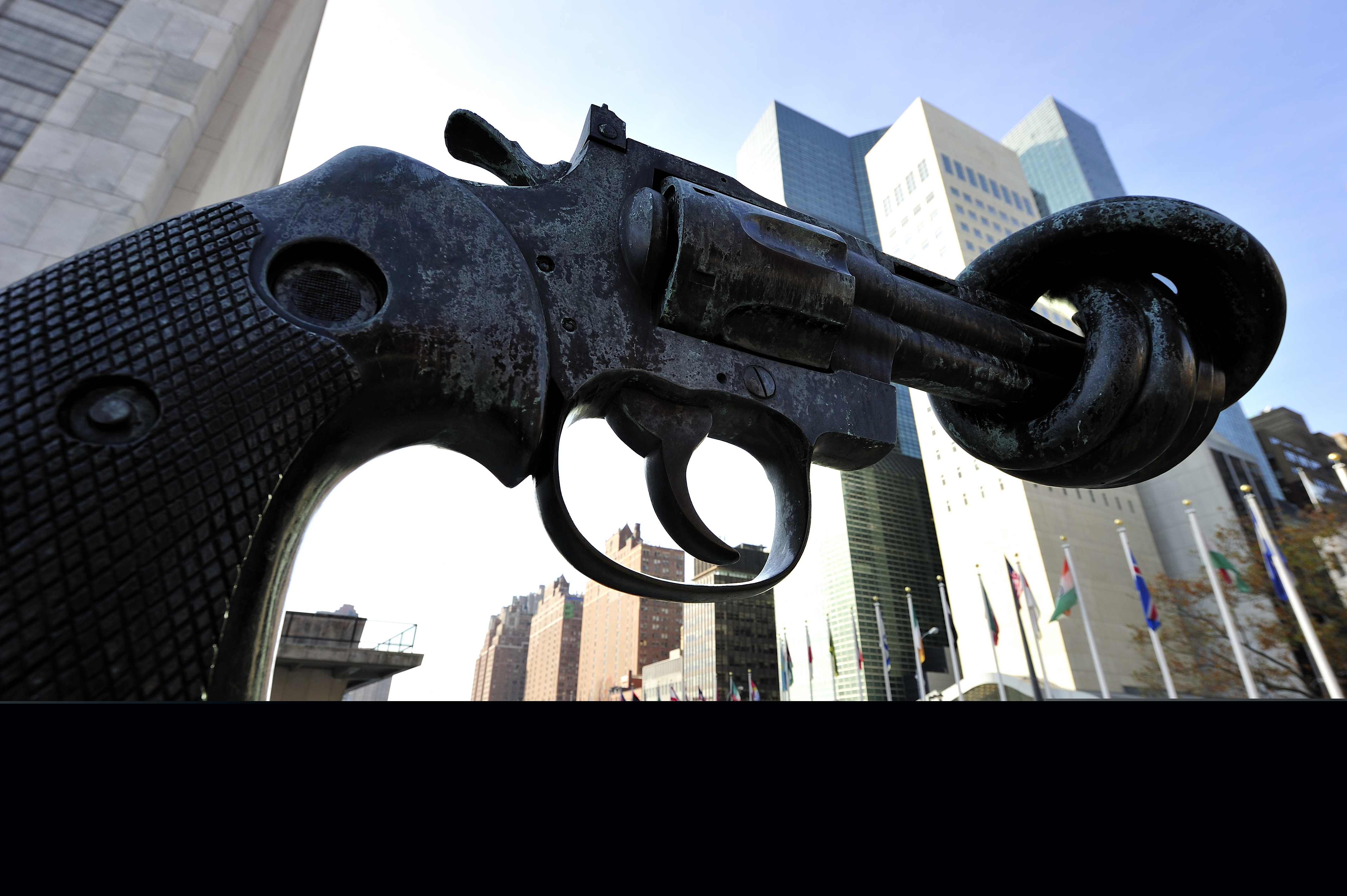 Den knutna pistolen Non Violence, skapad av den svenska konstnären Carl Fredrik Reuterswärd utanför FN-huset i New York.