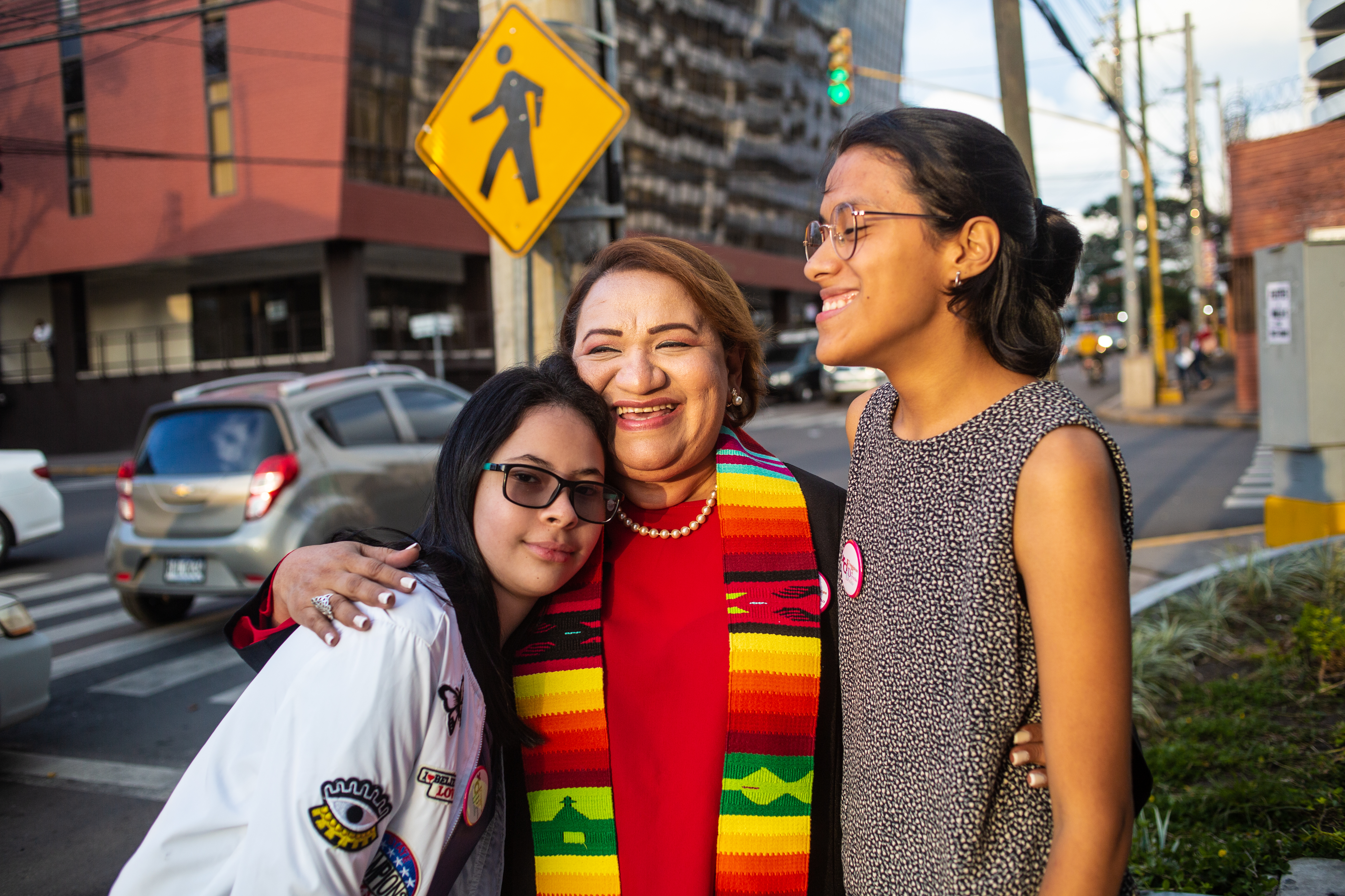 I Honduras jobbar Act Svenska kyrkan bland annat med organisationen Ecuménicas för att stärka kvinnors och flickors rättigheter. På bilden: Karen (volontär), Ana Ruth García (grundare) och Ruth Mena (koordinator).