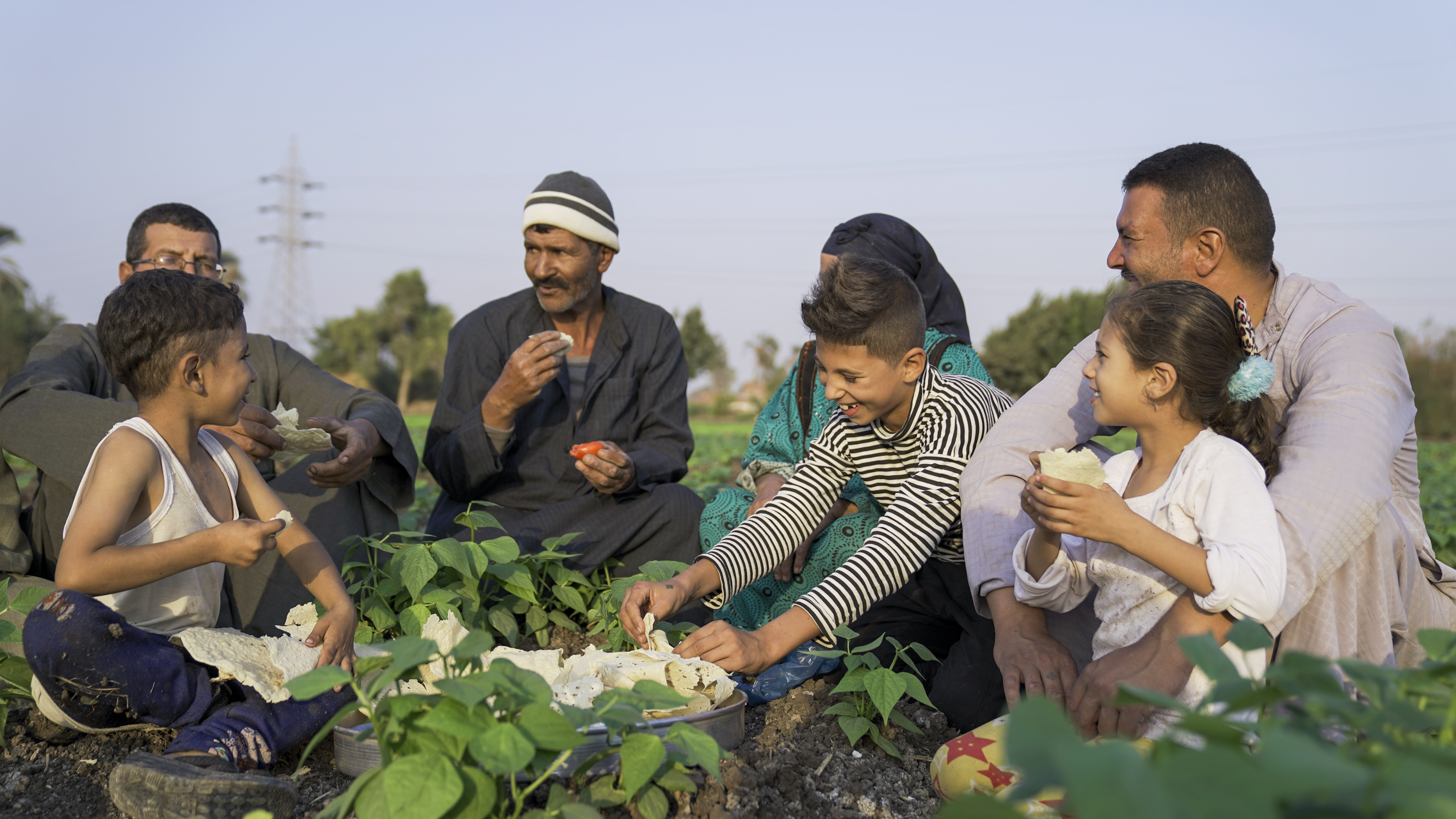 Familj sitter och äter.