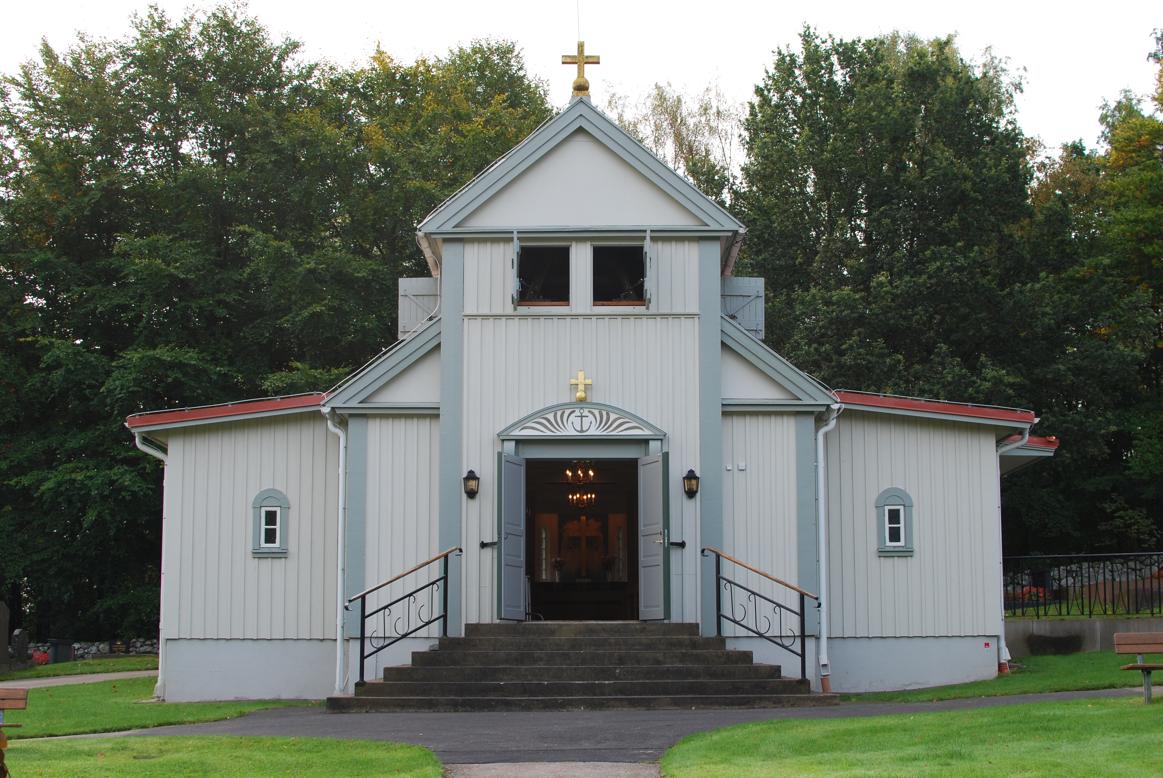 Rödbo kyrka en sommardag.