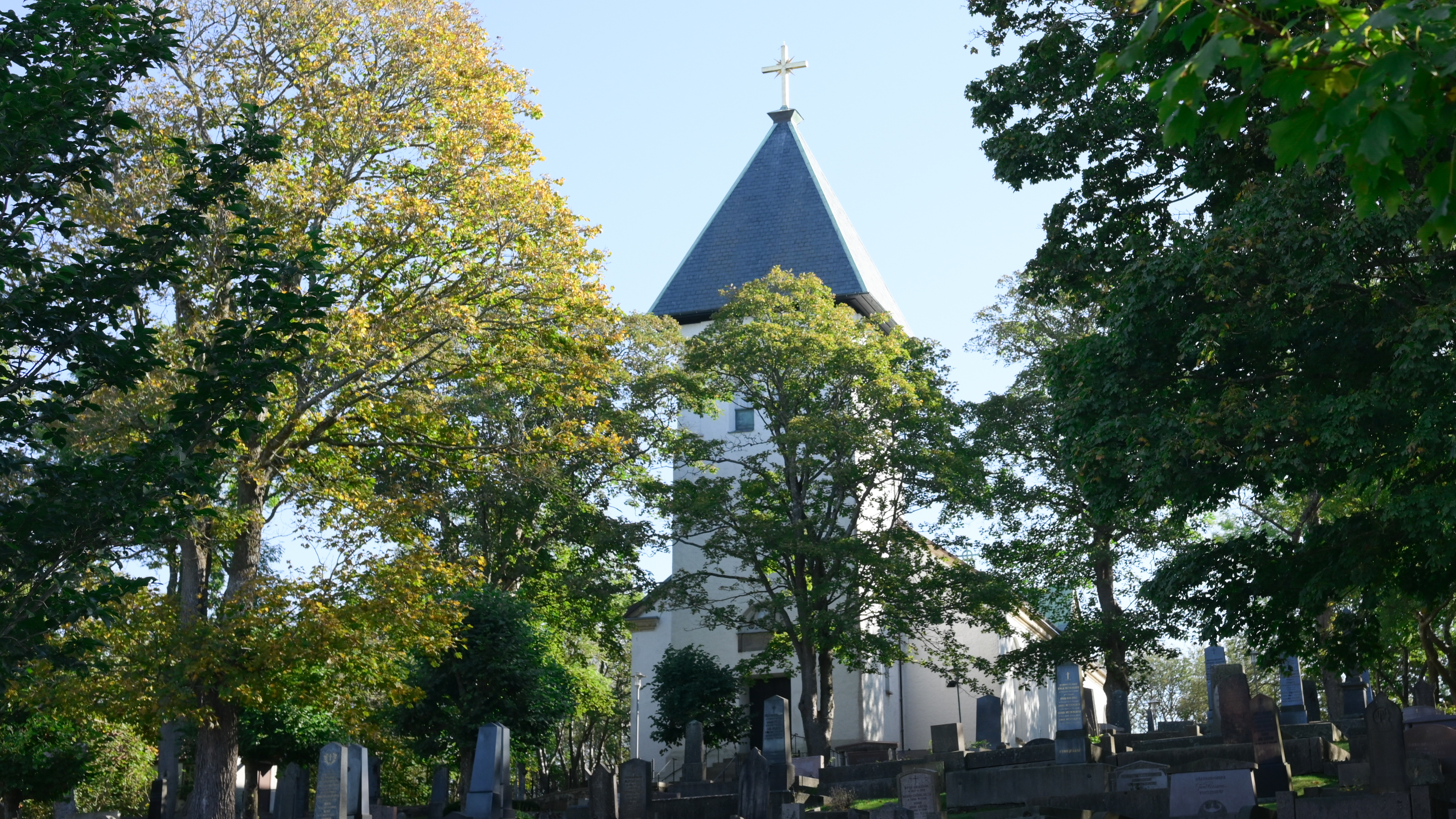 Backa kyrka utifrån.