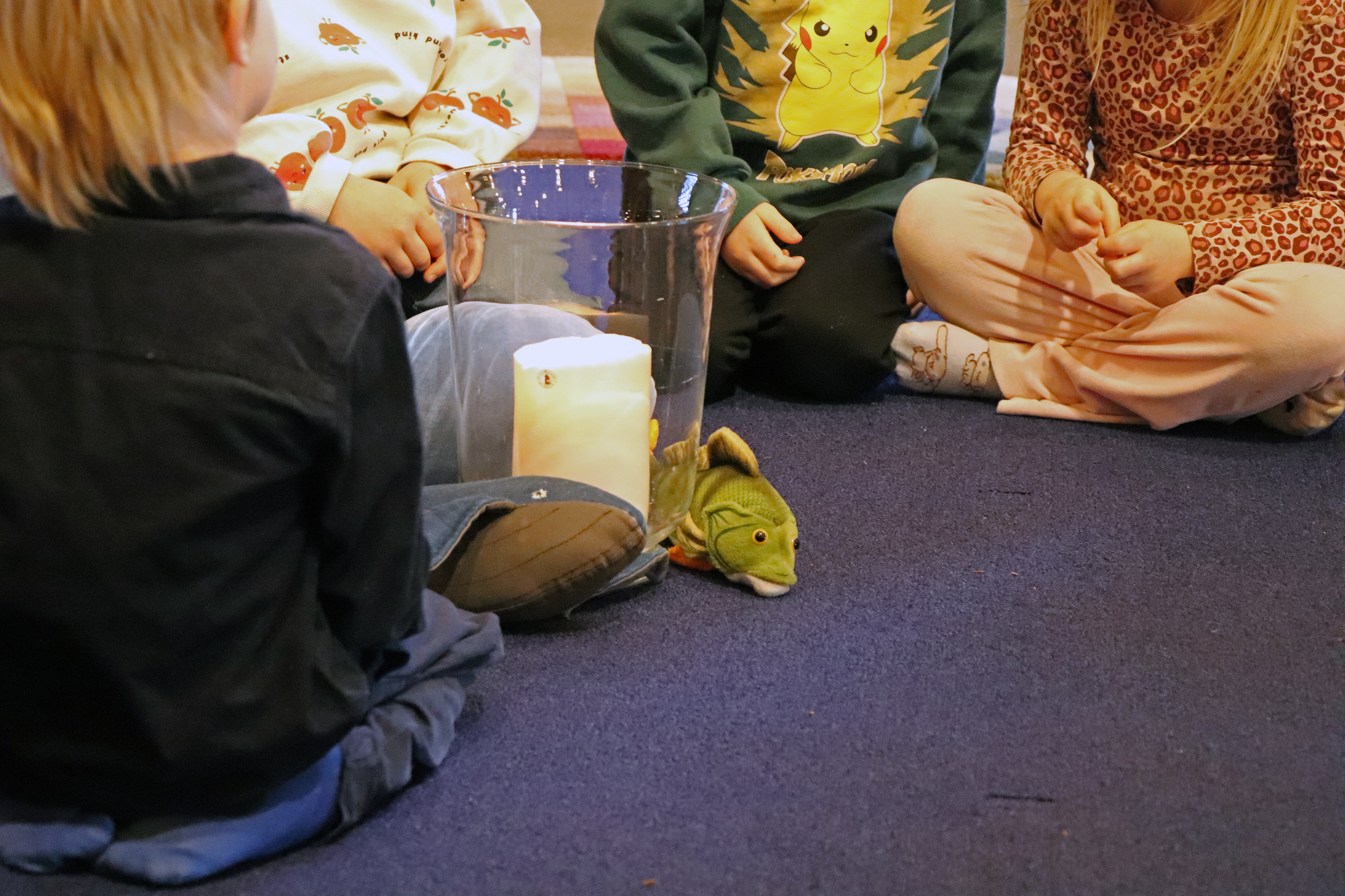 Barn samlade till Fredagsmys i Härlanda kyrka.