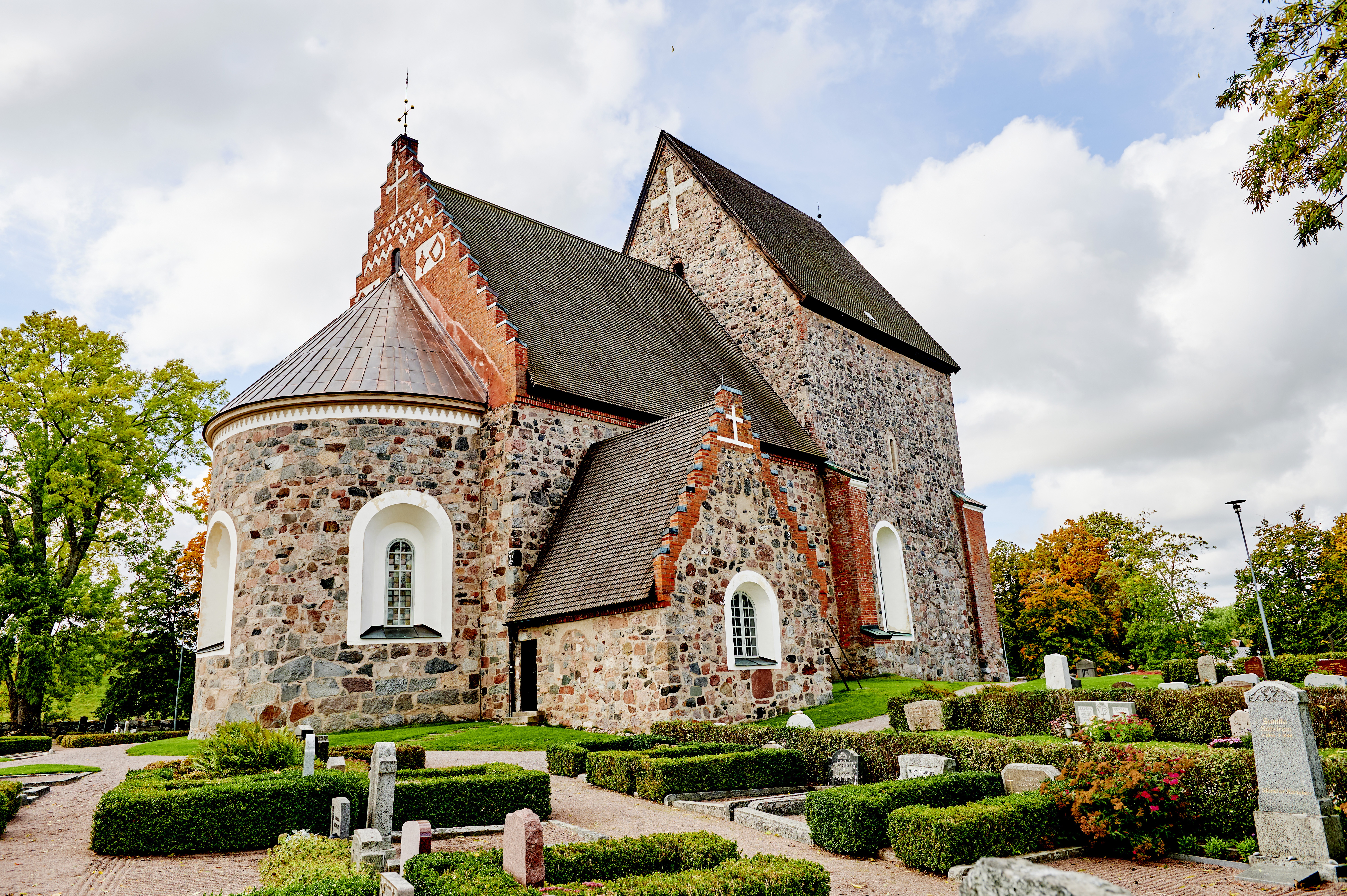 Gamla Uppsala kyrka utifrån.