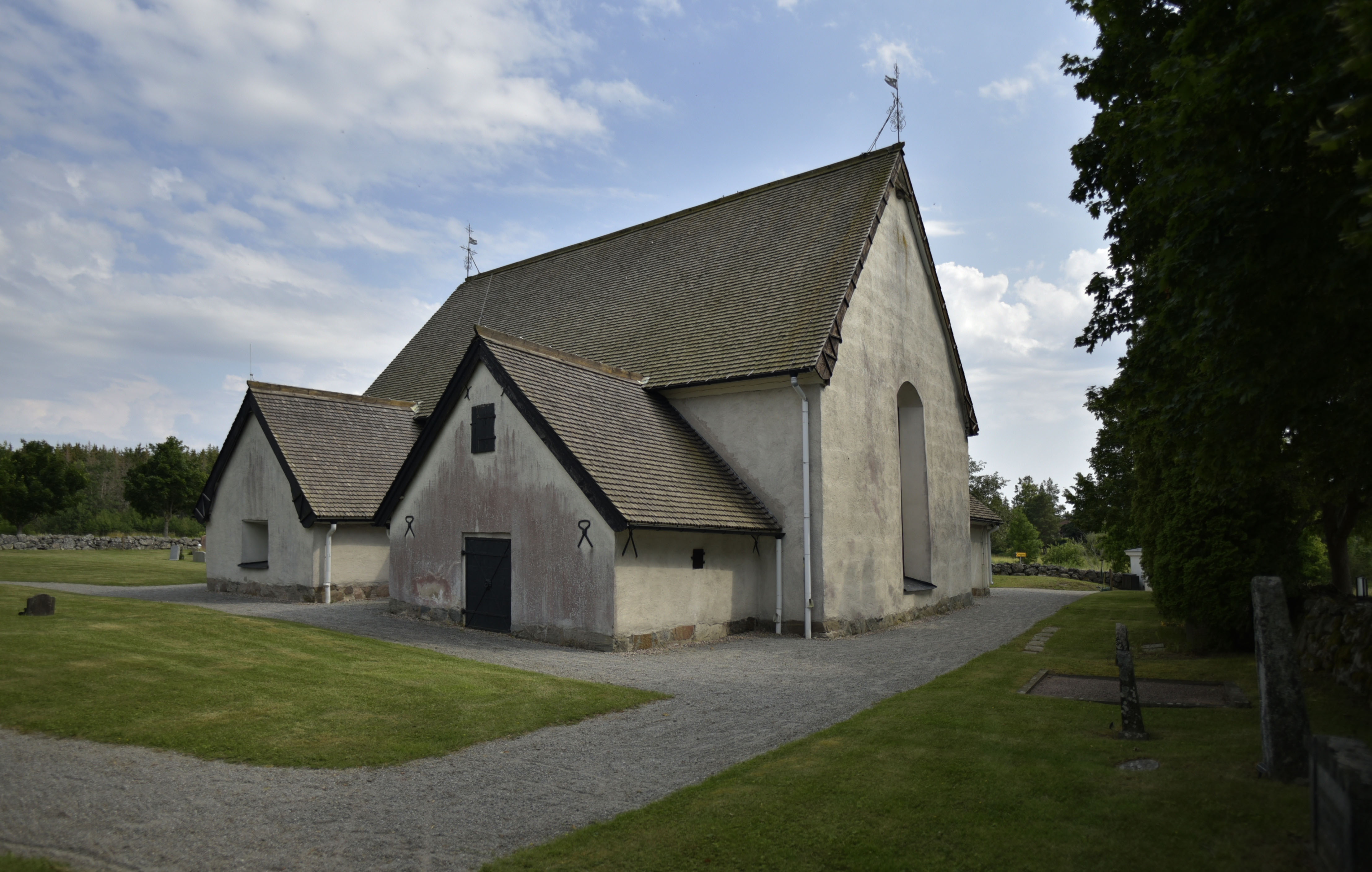 En gammal vit stenkyrka.