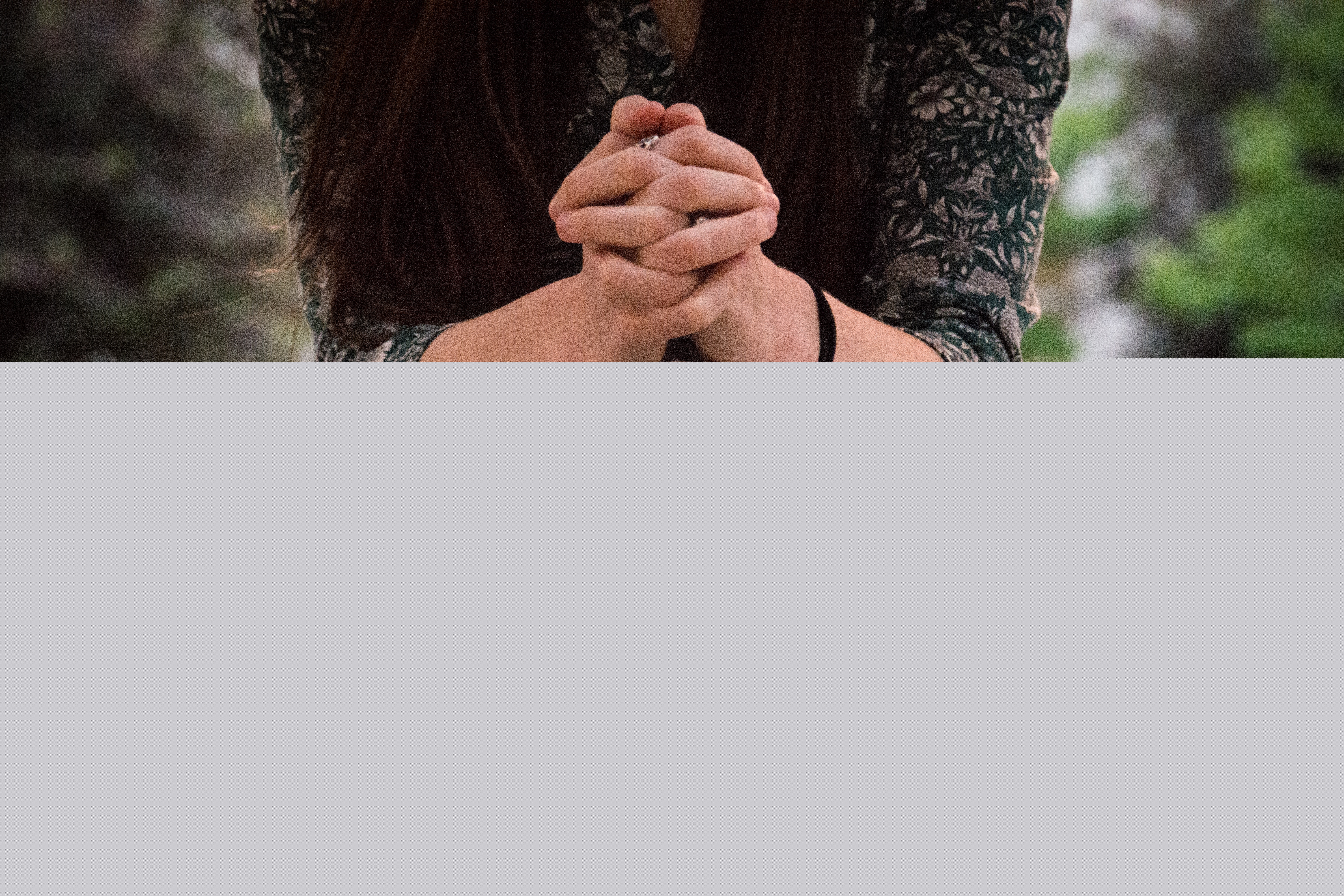 Kvinna med knäppta händer.