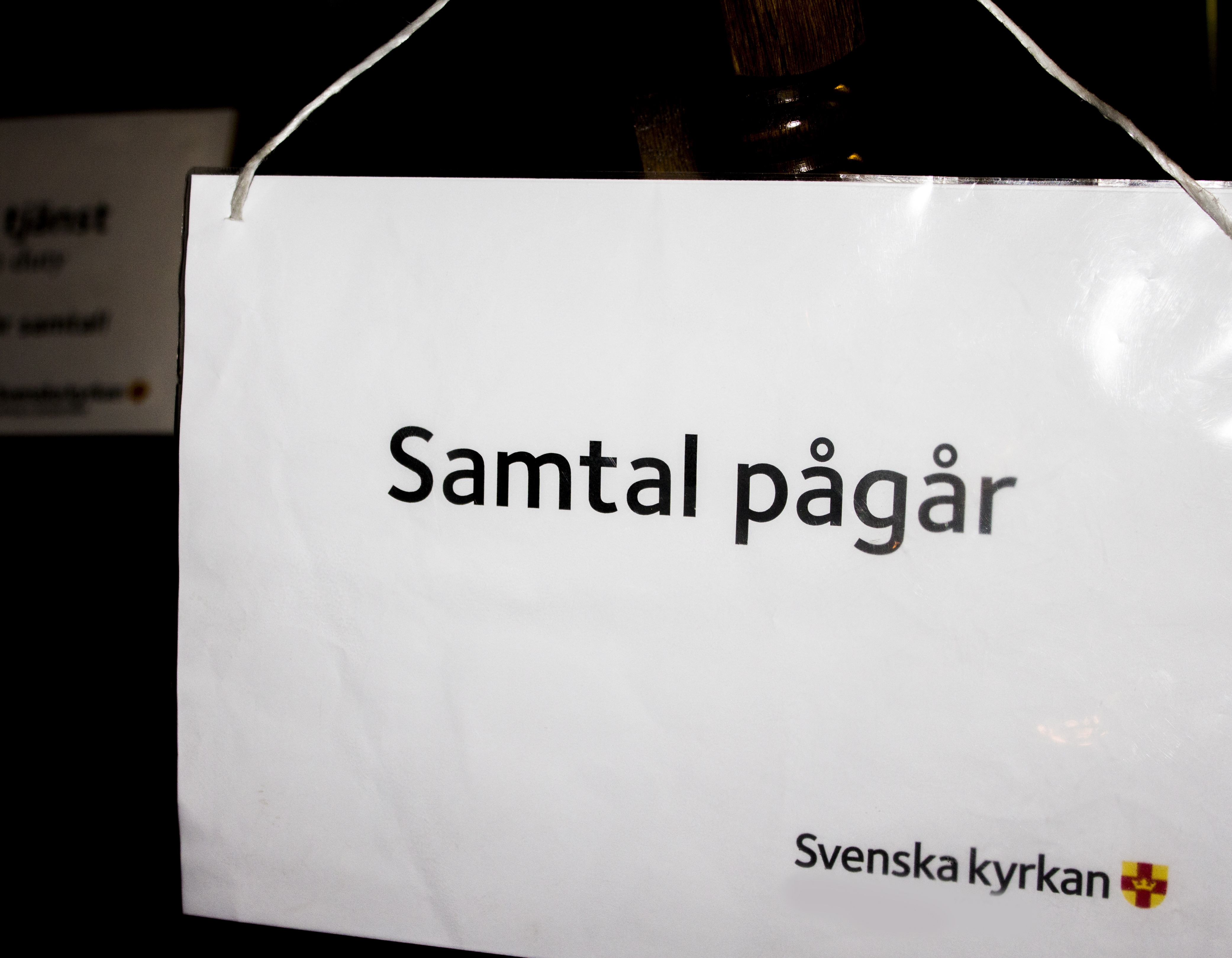 Skylt där det står "Samtal pågår"