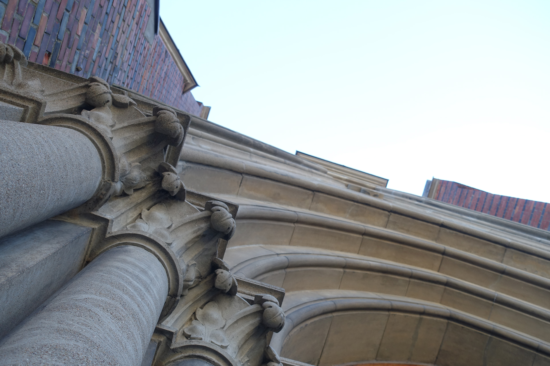 Bild på delar av valvet över stora porten.